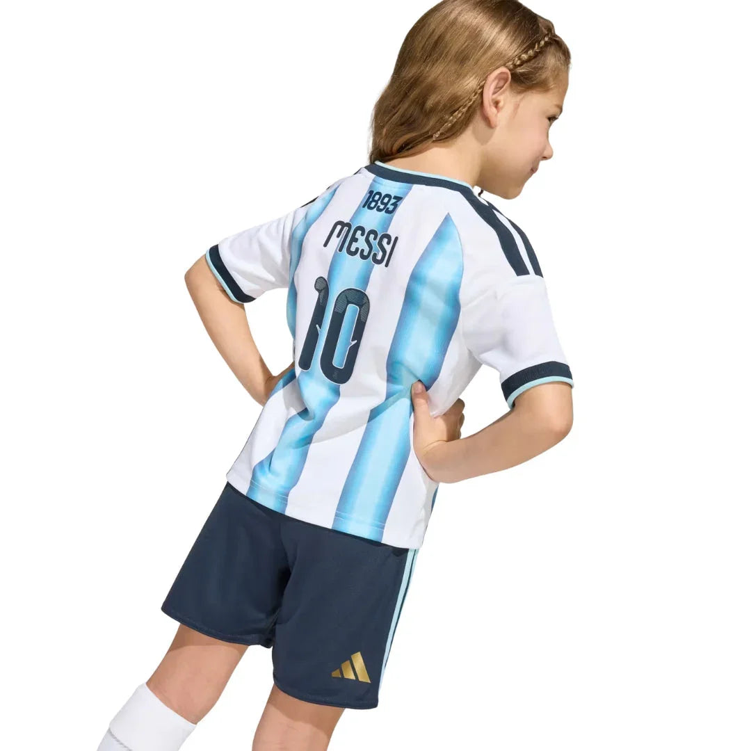 Niño con equipación infantil local Argentina Messi 10, camiseta y shorts, Reino del Futbol