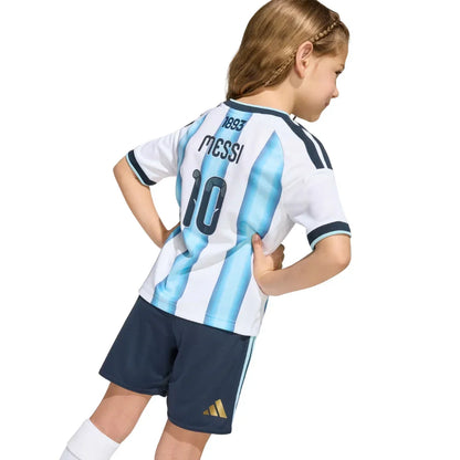 Niño con equipación infantil local Argentina Messi 10, camiseta y shorts, Reino del Futbol