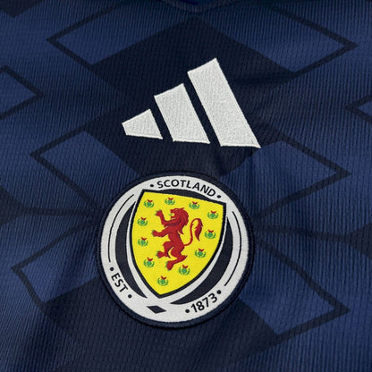 Escudo de Escocia y logo Adidas en camiseta azul mundial 2026, Reino del Futbol