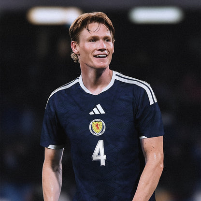Jugador de fútbol Escocia con camiseta azul mundial 2026, estadio, Reino del Futbol