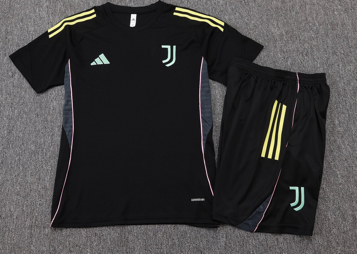 CAMISETA Y PANTALÓN CORTO ENTRENAMIENTO JUVENTUS 25/26