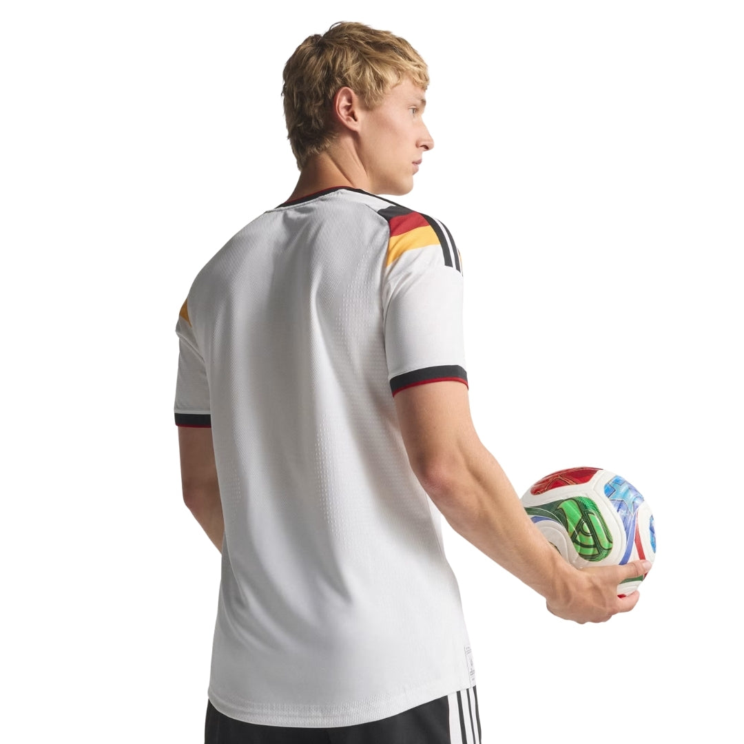 Camiseta Alemania 2024 blanca, hombre de espaldas con balón de fútbol, Reino del Futbol
