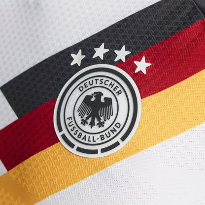 Detalle del escudo de la camiseta Alemania local con bandera y cuatro estrellas, Reino del Futbol