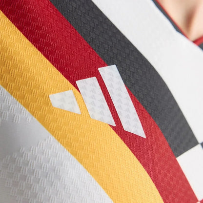 Detalle de la camiseta local de Alemania 2024 con franjas rojas, negras y amarillas y logo Adidas