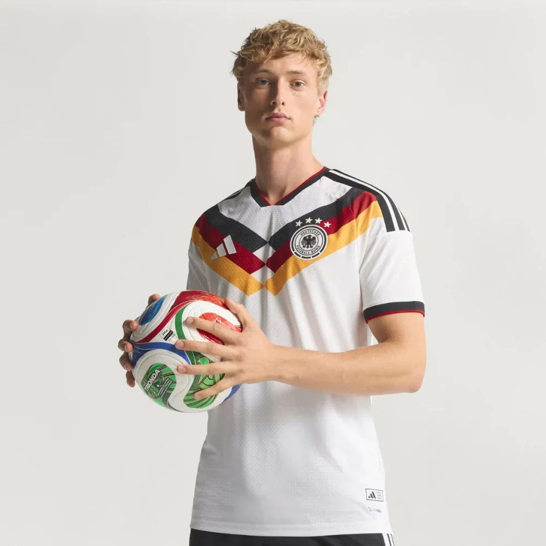 Camiseta Alemania 2024 blanca con franjas, joven sosteniendo balón, Reino del Futbol