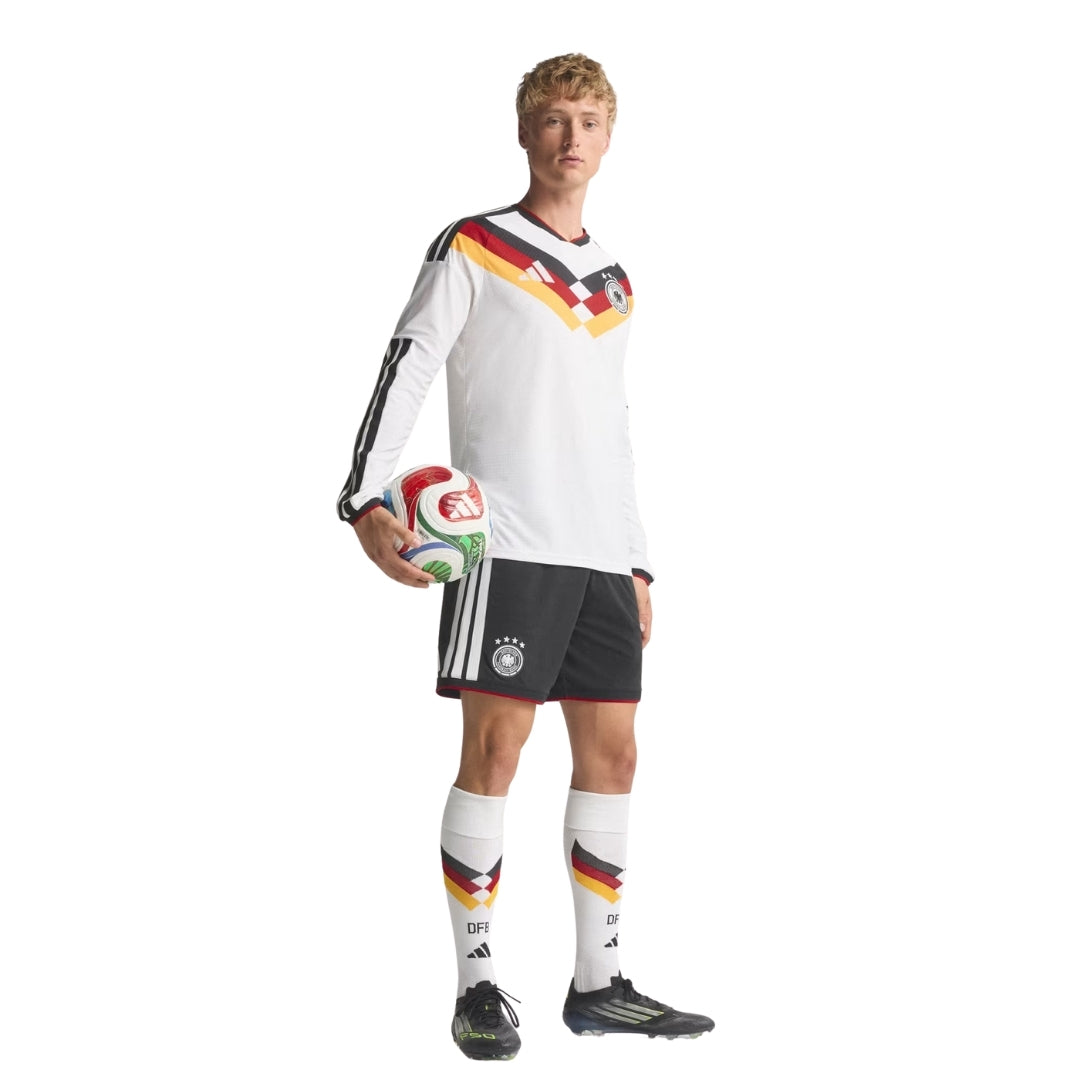 Jugador con uniforme local selección Alemania 2024, balón, fondo blanco, Reino del Futbol