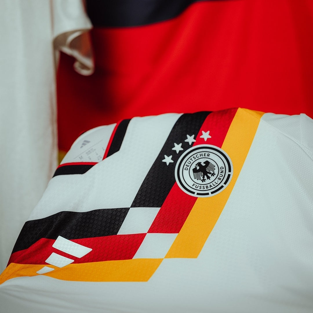 Camiseta local de fútbol Alemania 2024, blanca con franjas negra, roja y amarilla, escudo DFB