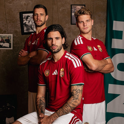 Jugadores modelo con camiseta Hungría 2024 roja, escudo bordado, fondo fútbol, Reino del Futbol
