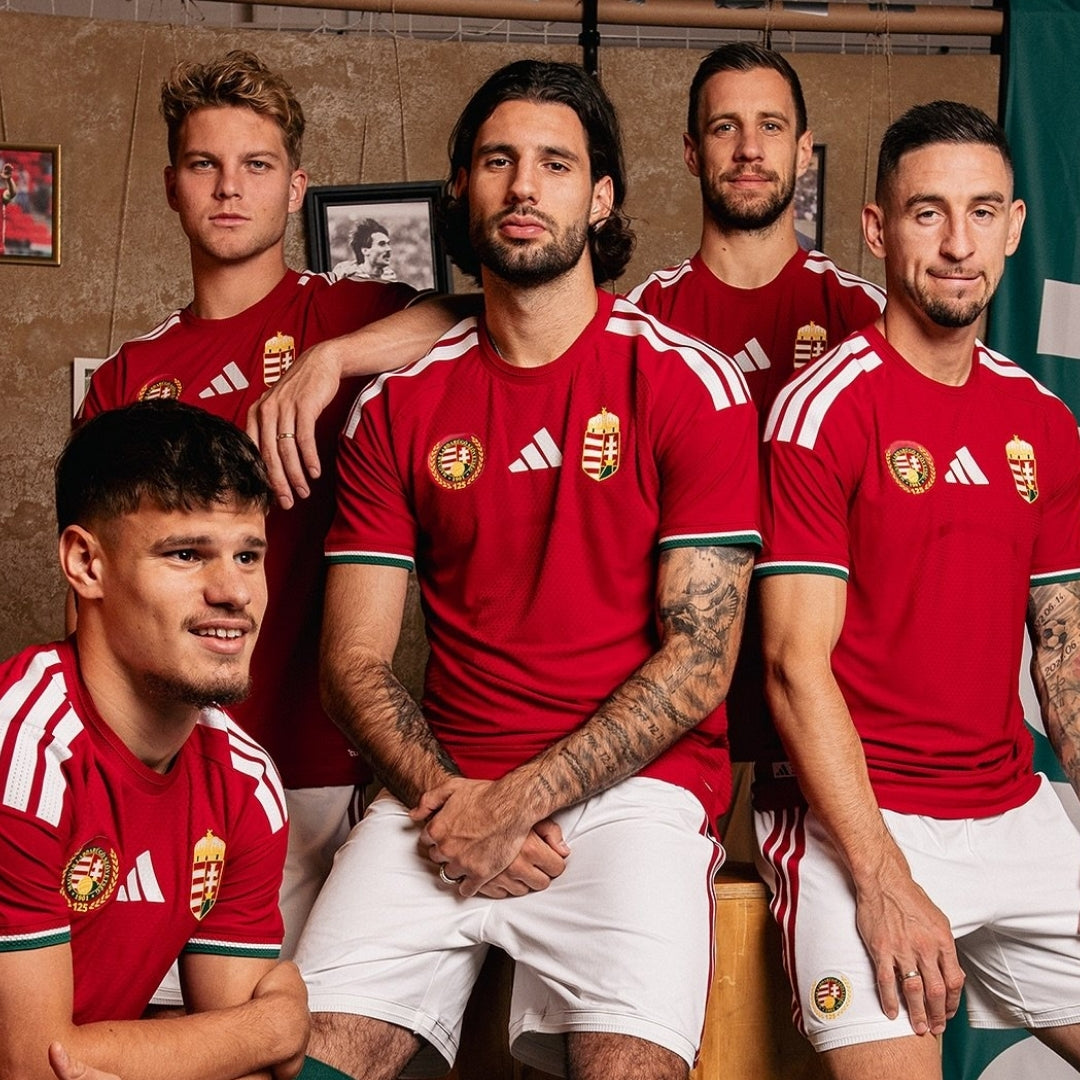 Jugadores con camiseta local Hungría 2024 roja, escudo, en ambiente futbolístico, Reino del Futbol