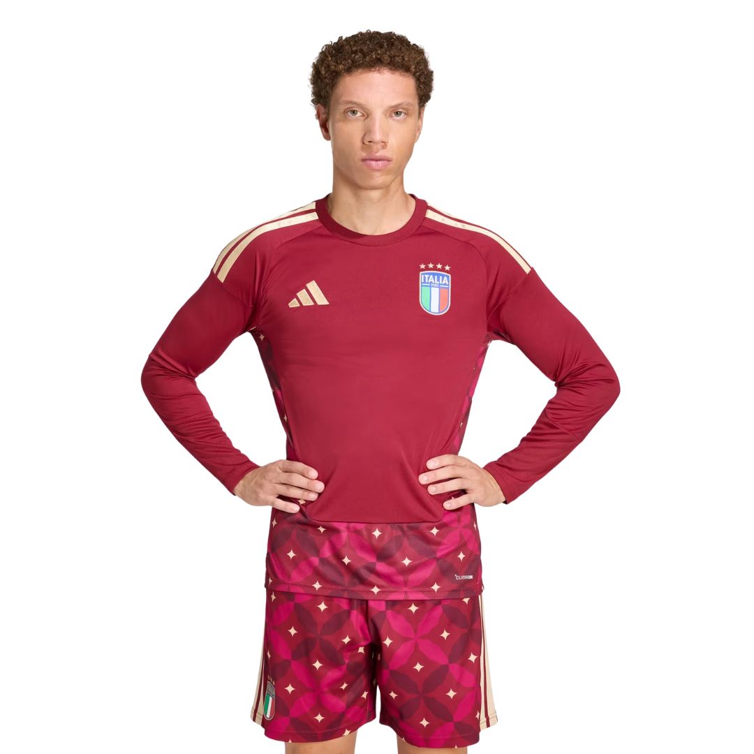 Portero con uniforme Italia 2026 local, camiseta roja y short estampado, Reino del Futbol