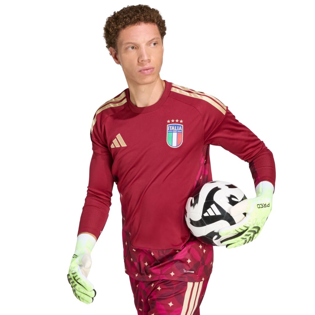 Portero con uniforme Italia 2026 adidas granate y balón, tienda Reino del Futbol