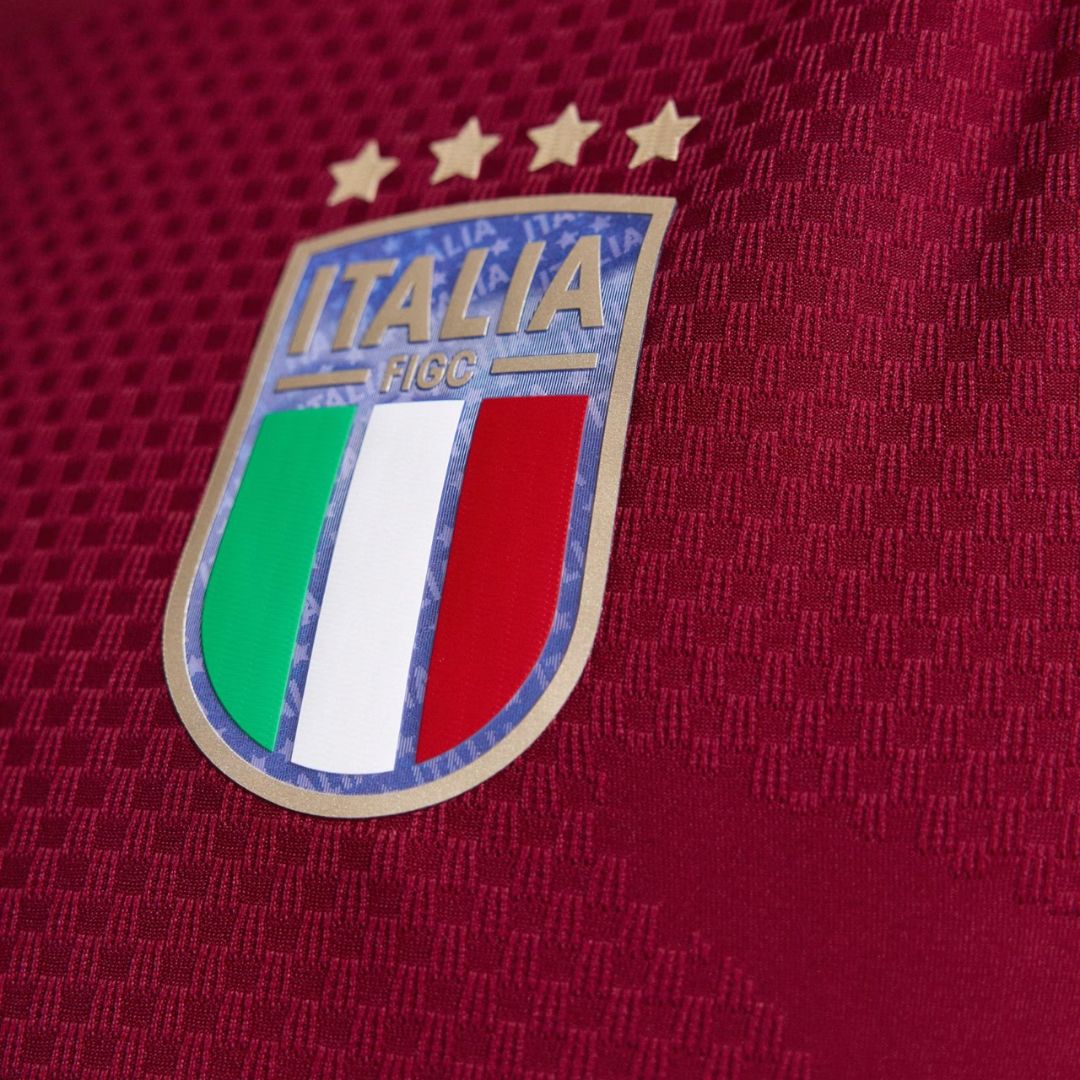 Escudo Italia FIGC con cuatro estrellas en camiseta de portero Italia 2026 granate, Reino del Futbol
