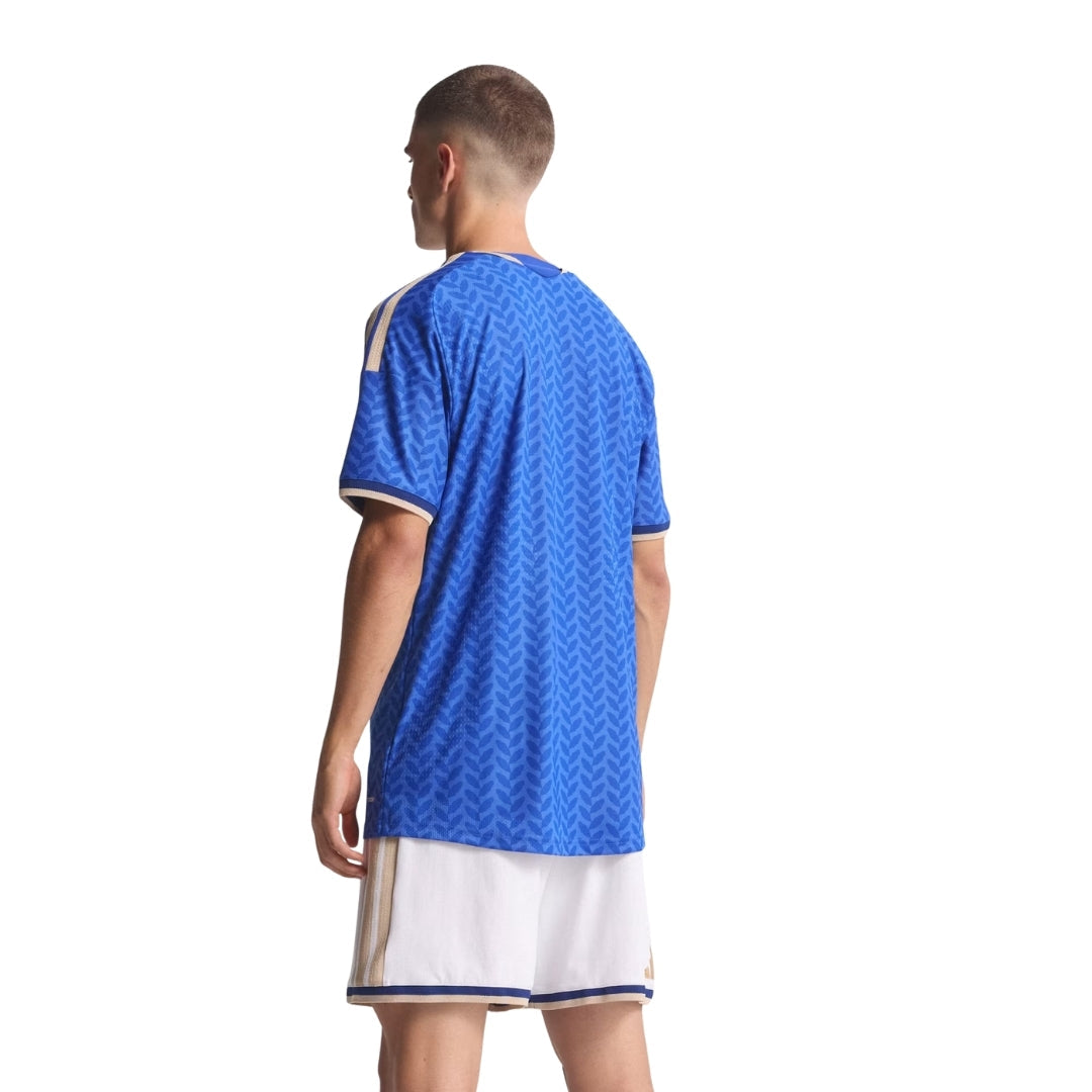 Hombre con camiseta de fútbol Italia 2026 azul y shorts blancos, fondo blanco, Reino del Futbol