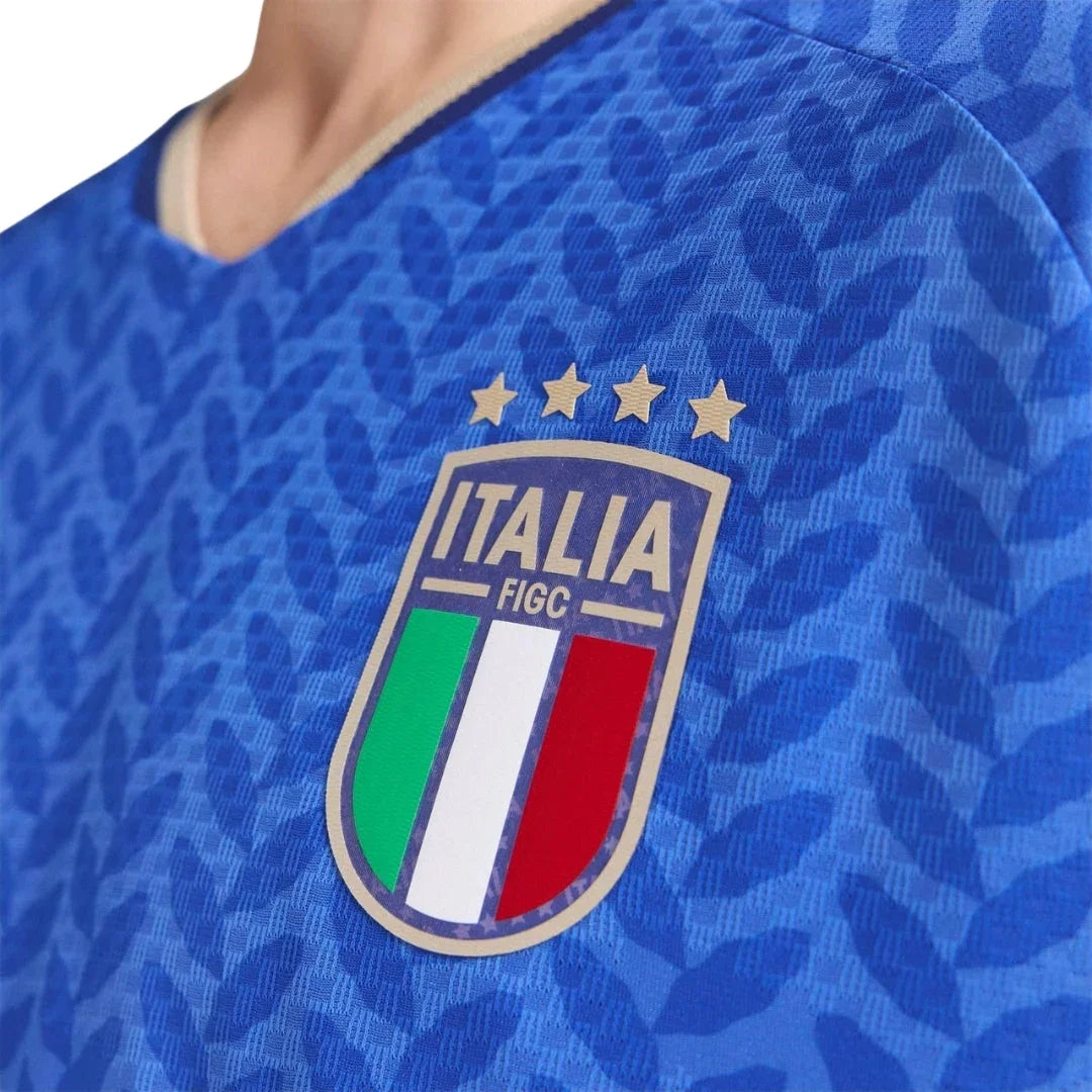 Camiseta Italia 2026 local azul con escudo FIGC y cuatro estrellas, detalle texturizado