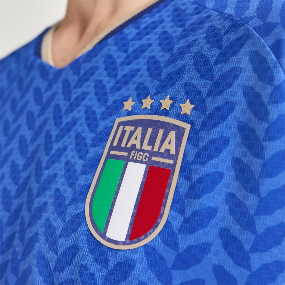 Camiseta Italia 2026 local, escudo FIGC y detalles azul en Reino del Futbol