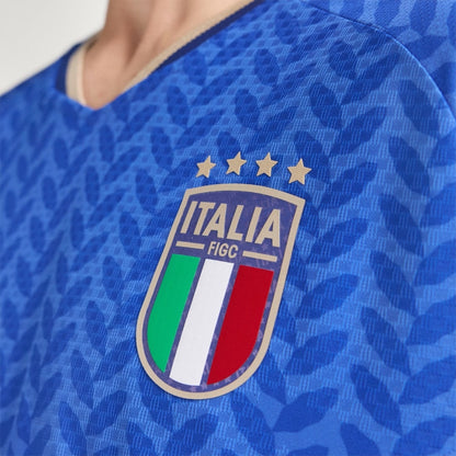 Camiseta Italia 2026 local, escudo FIGC y detalles azul en Reino del Futbol