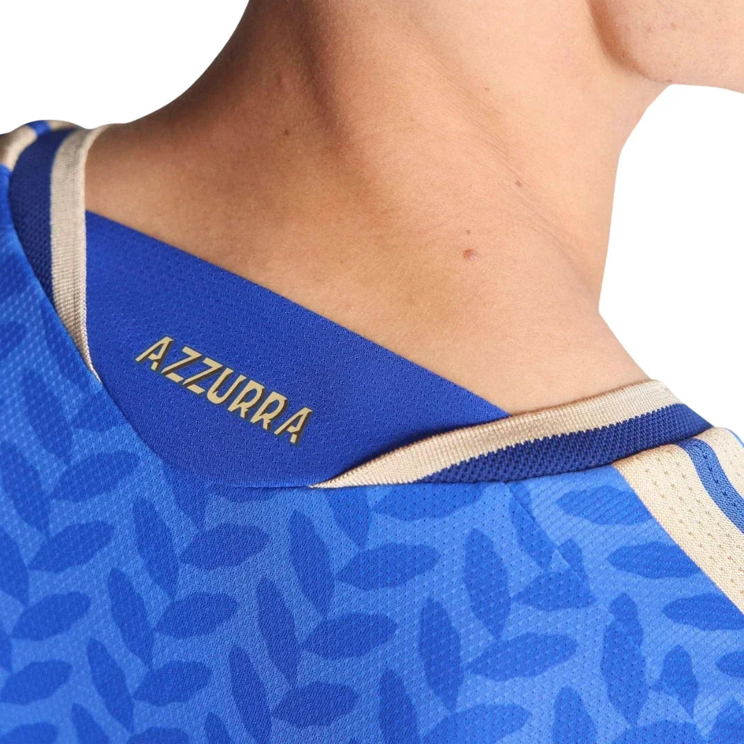 Detalle de cuello de camiseta Italia 2026 local, azul con palabra AZZURRA, Reino del Futbol