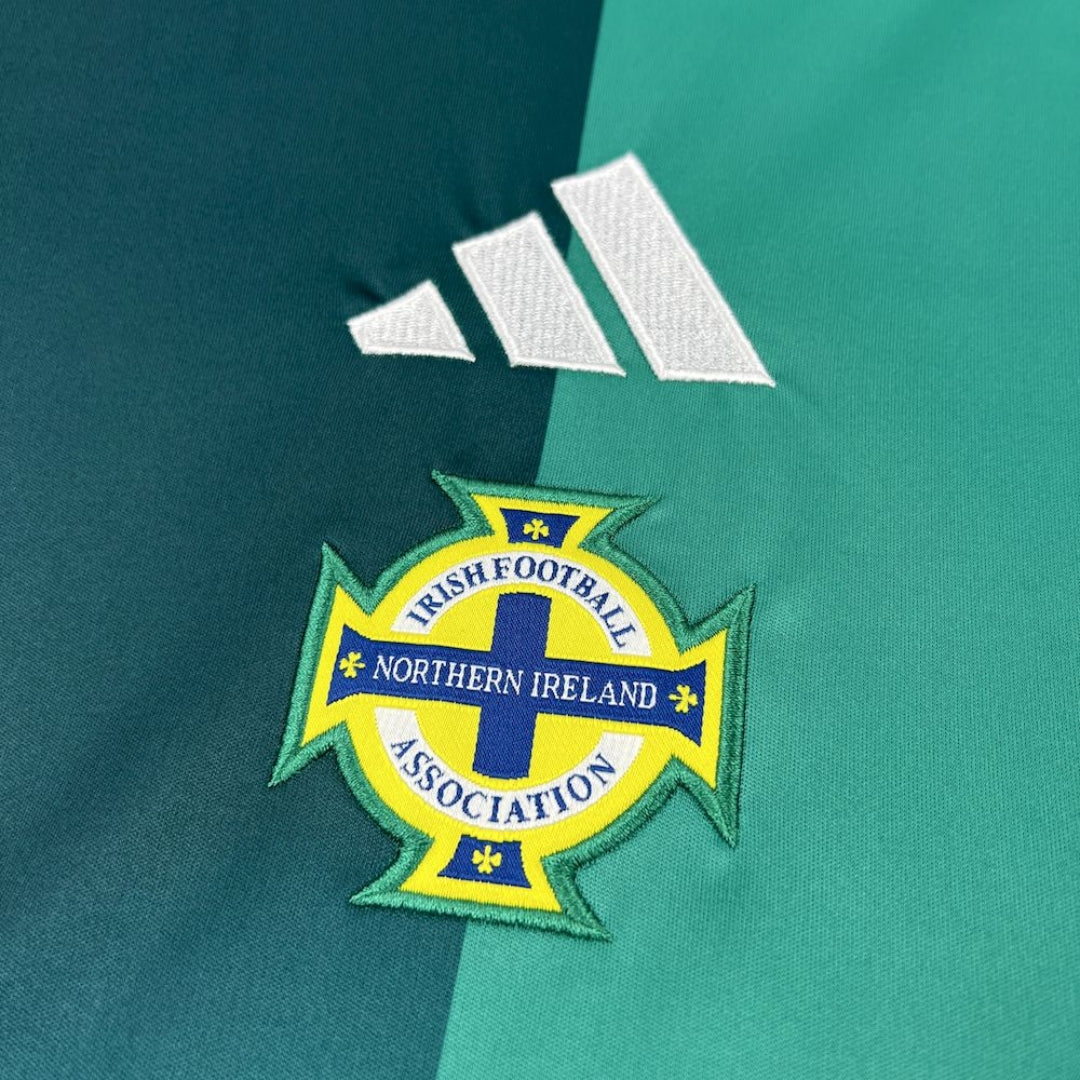 Escudo Irlanda del Norte y logo Adidas en camiseta fútbol verde, Reino del Futbol
