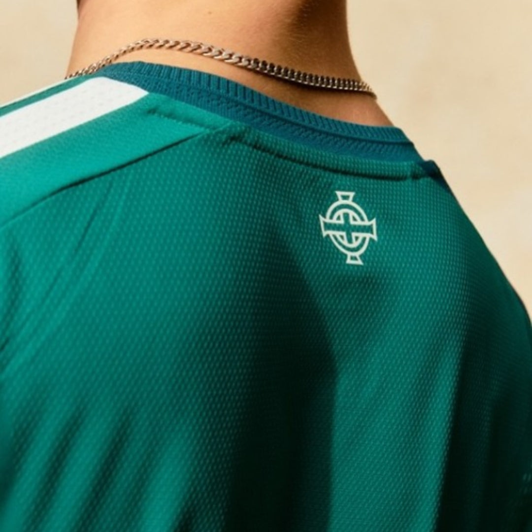 Camiseta verde de Irlanda del Norte con logo futbolístico, vista trasera, Reino del Futbol