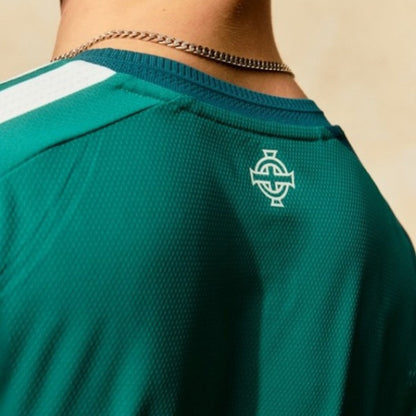 Camiseta verde de Irlanda del Norte con logo futbolístico, vista trasera, Reino del Futbol