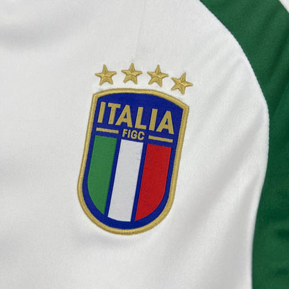 Escudo Italia FIGC bordado en camiseta blanca de la selección de futbol, detalle de fan 2026