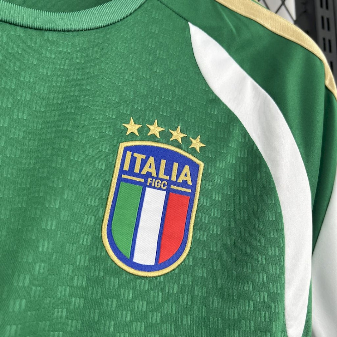 Camiseta verde Italia FIGC fútbol con escudo y estrellas, vista detallada, Reino del Futbol