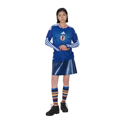 Mujer con camiseta de fútbol Japón 2026 manga larga, falda azul y calcetas rayadas, Reino del Futbol