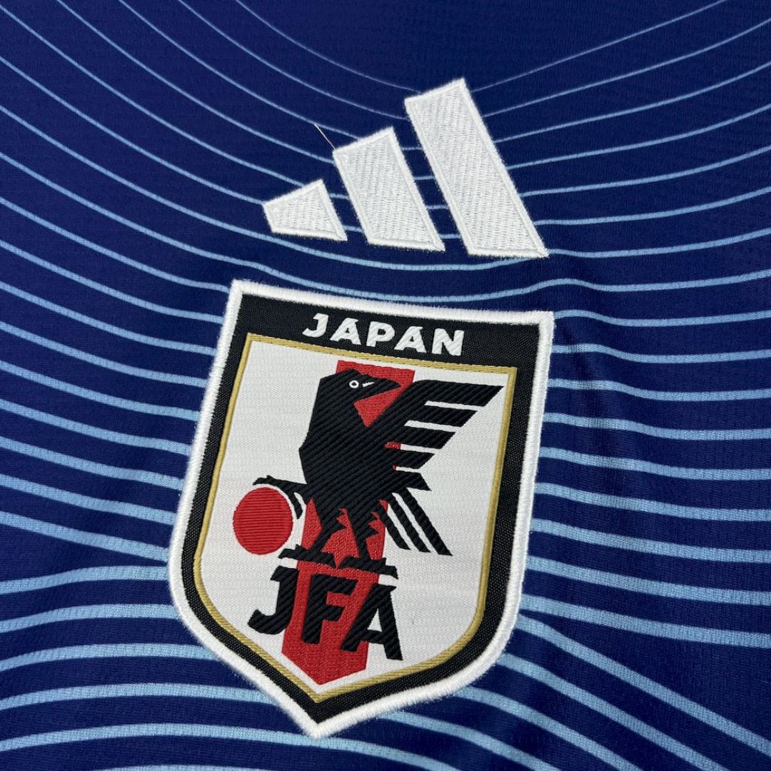 Escudo de Japón y logo Adidas en camiseta de fútbol azul, Reino del Futbol
