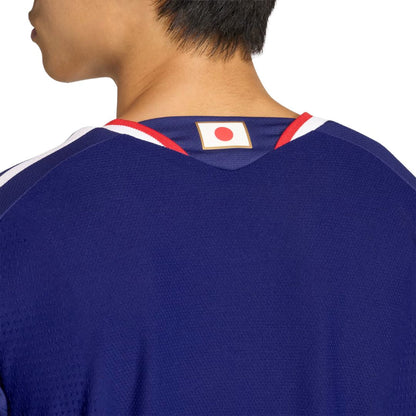 Detalle de la parte trasera de camiseta Japón 2026, color azul con bandera japonesa.