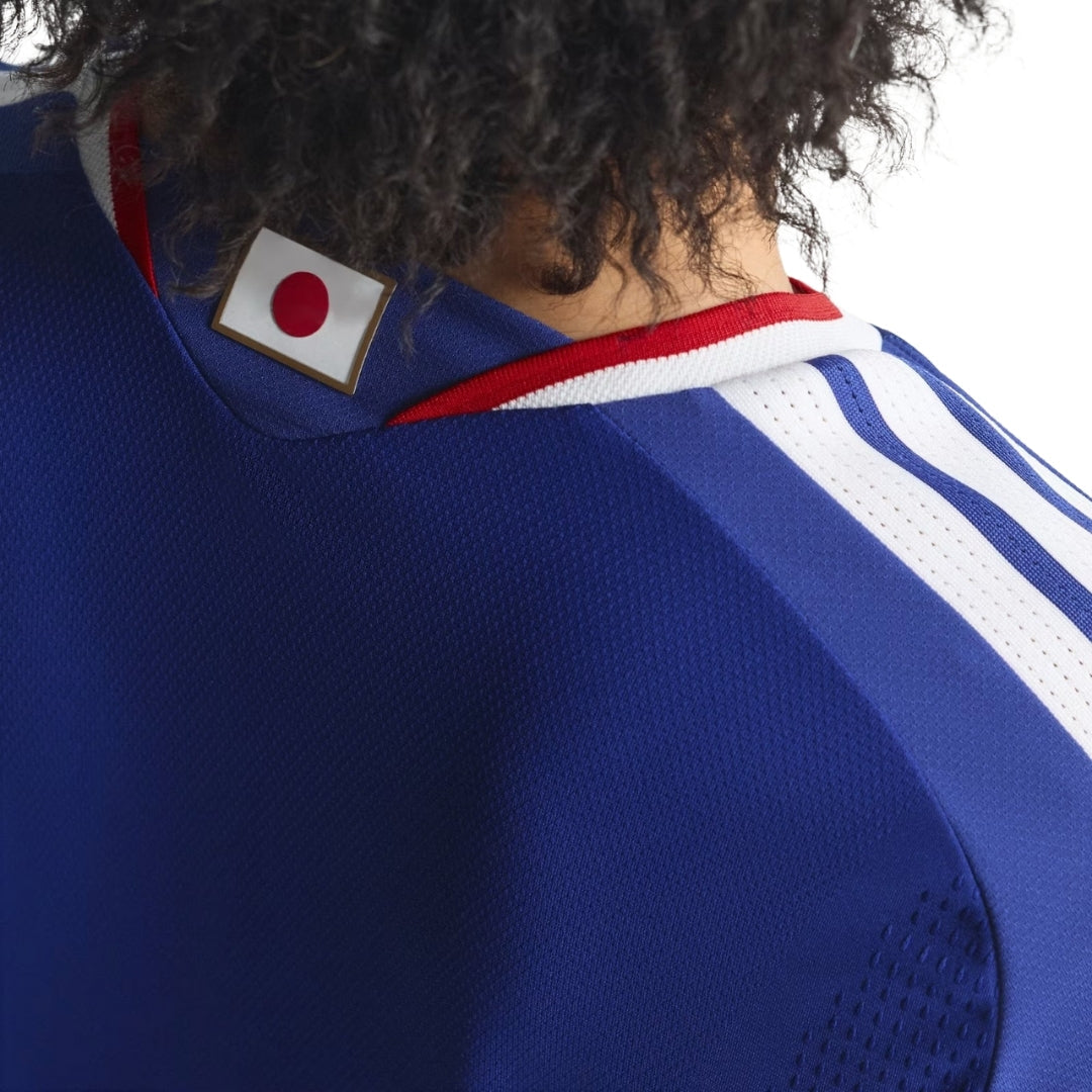 Detalle de la camiseta de fútbol Japón 2026 azul con bandera japonesa en el cuello