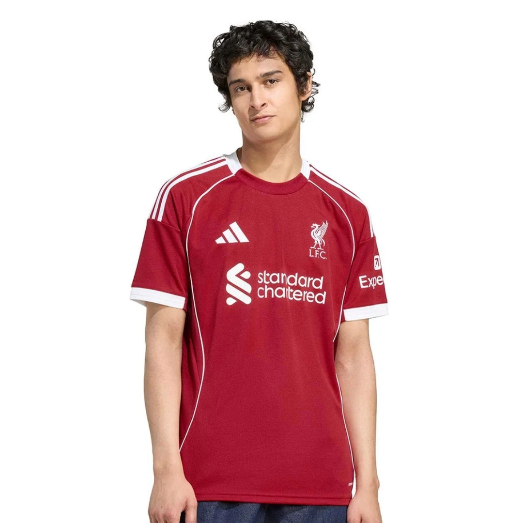 Camiseta Liverpool 2025 local, color rojo, logo LFC y patrocinadores, venta en Reino del Futbol