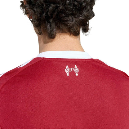 Detalle de la camiseta local Liverpool 2025 2026 roja con cuello blanco, disponible en Reino del Futbol