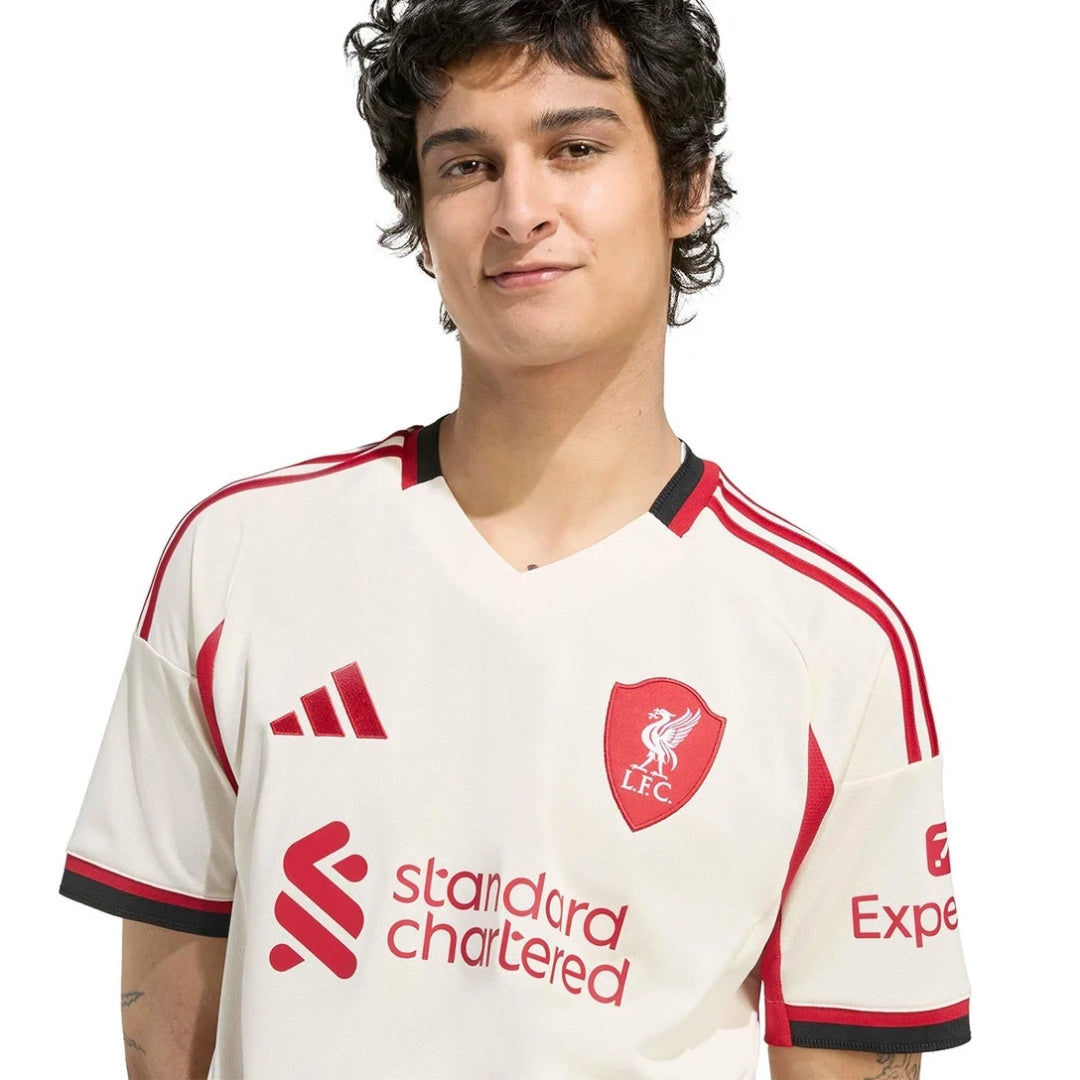Camiseta Liverpool 2025 blanca con detalles rojos, modelo posando, Reino del Futbol