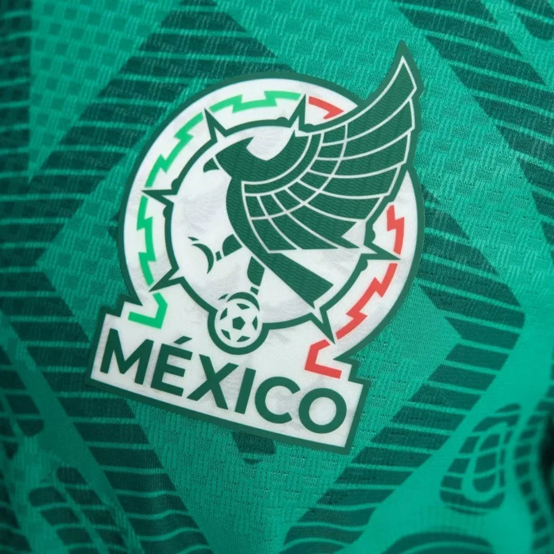 Escudo de la selección mexicana en camiseta verde, diseño oficial México 2026, Reino del Futbol