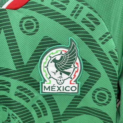 Detalle de la playera verde México 2026 con escudo de la selección y patrón azteca, Reino del Futbol