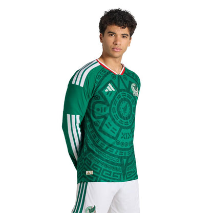Jugador con el jersey verde oficial de México 2026, diseño azteca, Reino del Futbol