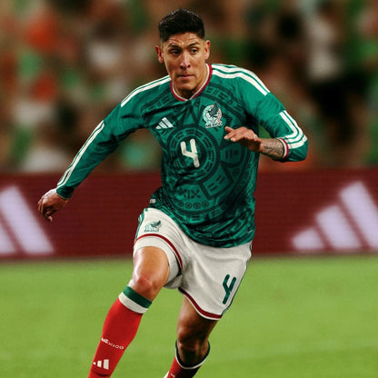 Jugador de futbol México con camiseta verde 2026 en cancha, Reino del Futbol