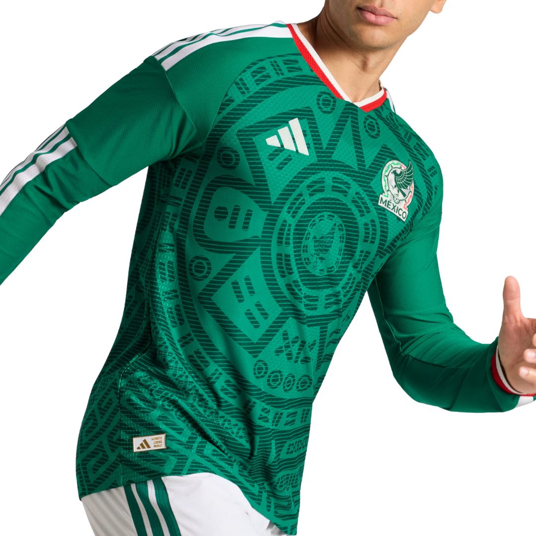 Jugador con camiseta verde México 2026, diseño azteca y logo, Reino del Futbol