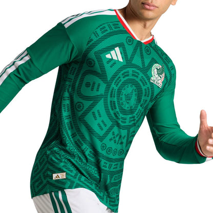 Jugador con camiseta verde México 2026, diseño azteca y logo, Reino del Futbol