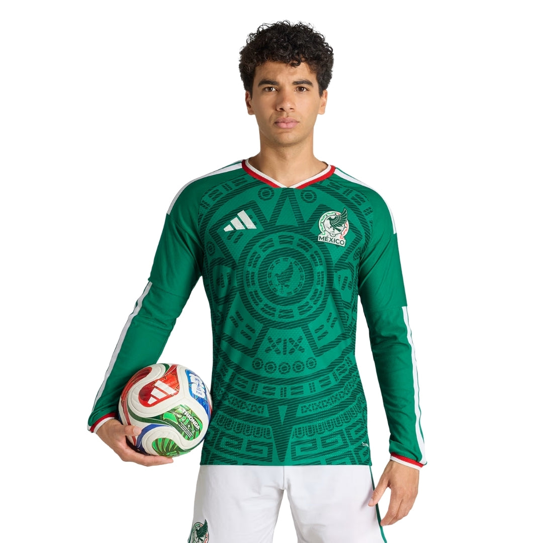 Jugador con jersey México verde manga larga Copa Mundial 2026, balón de fútbol, Reino del Futbol