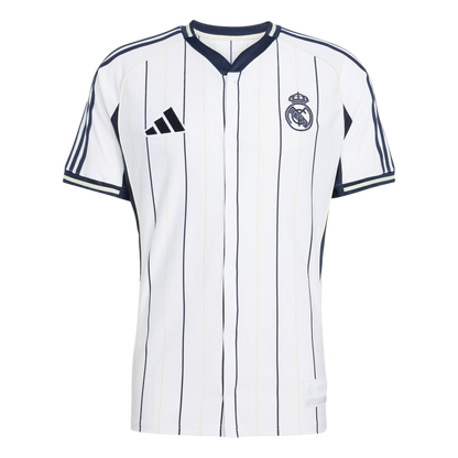 Camiseta de fútbol Real Madrid blanca con rayas negras, escudo y logo adidas, venta online Reino del Futbol.