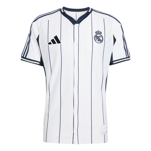 Camiseta de fútbol Real Madrid blanca con rayas negras, escudo y logo adidas, venta online Reino del Futbol.
