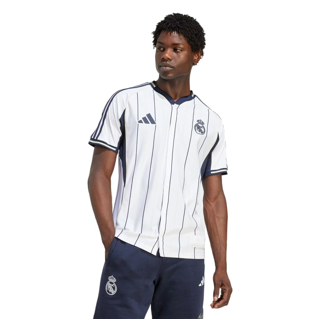 Modelo con camiseta de fútbol Real Madrid blanca con rayas, ropa deportiva exclusiva Reino del Futbol