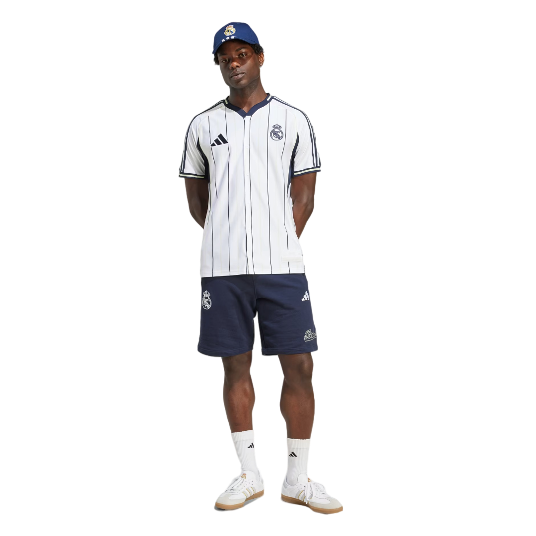 Hombre con camiseta y pantalón cortos del Real Madrid, moda fútbol europeo en Reino del Futbol