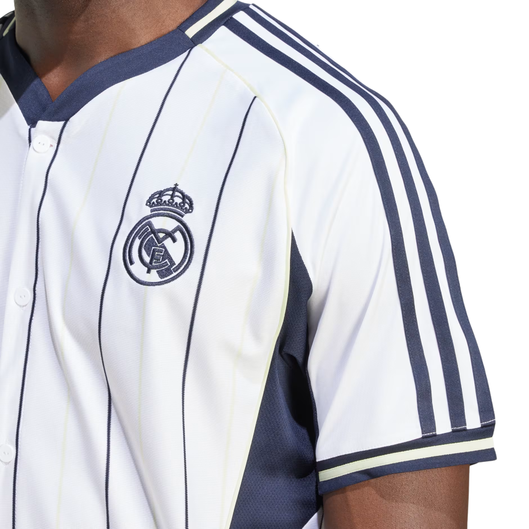 Camiseta Real Madrid blanca con rayas azul marino y escudo bordado, venta en Reino del Futbol