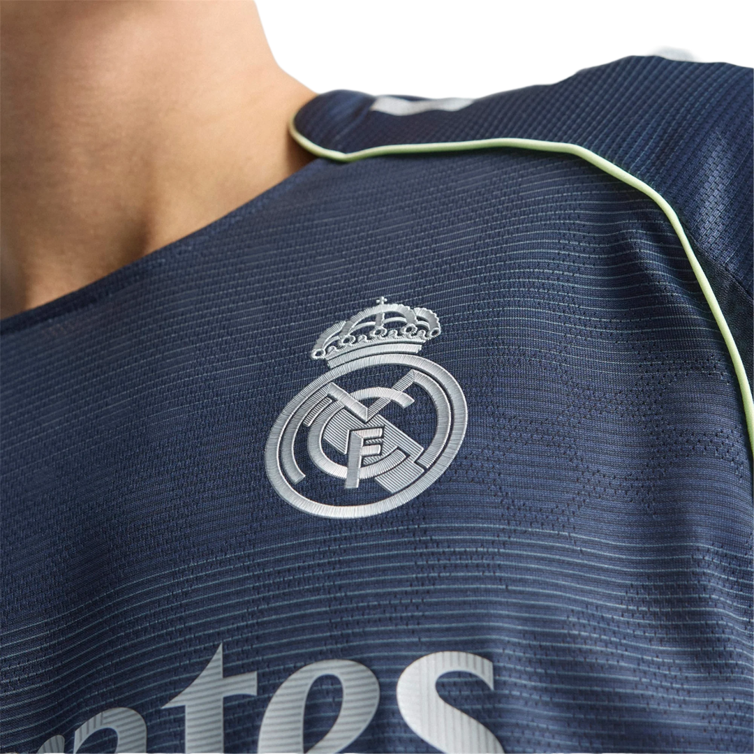 Camiseta azul de fútbol Real Madrid detalle pecho, disponible en Reino del Futbol online