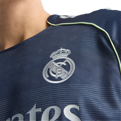 Camiseta azul de fútbol Real Madrid detalle pecho, disponible en Reino del Futbol online
