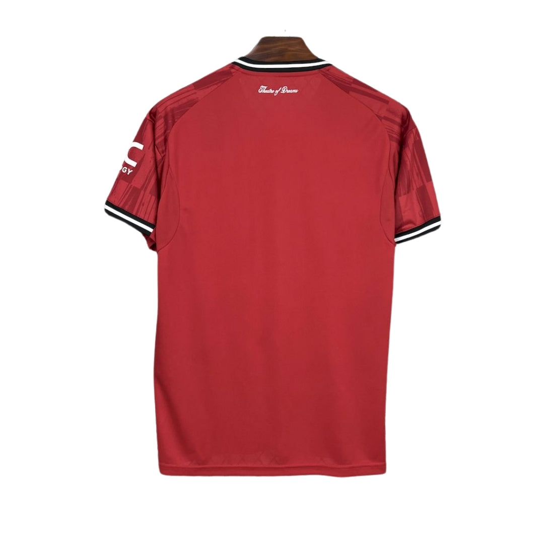 Camiseta Manchester United 2025/26 local, color rojo, detalles en blanco y negro, vista trasera.