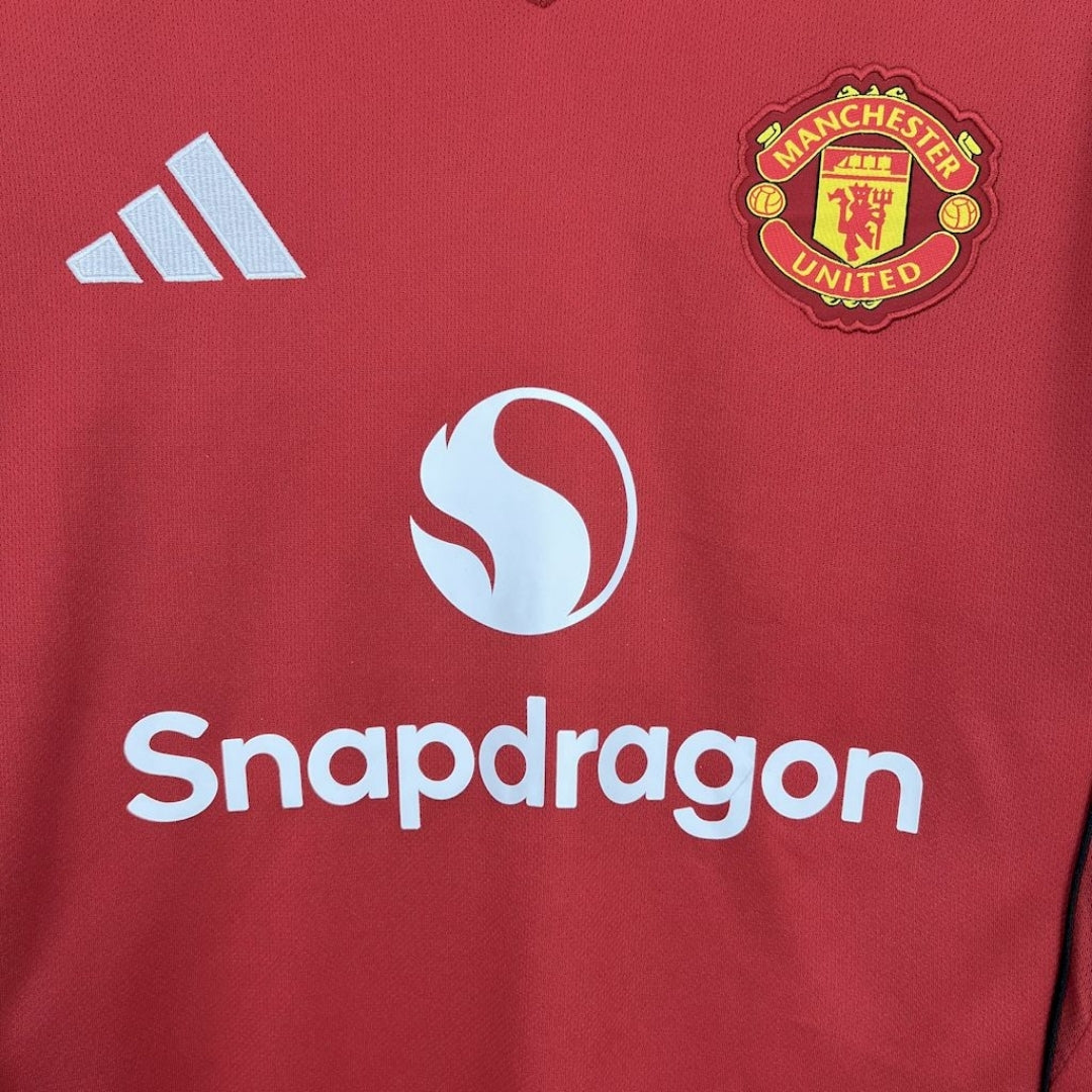 Camiseta Manchester United 2025/26 roja con logo Adidas y patrocinador Snapdragon, Reino del Futbol