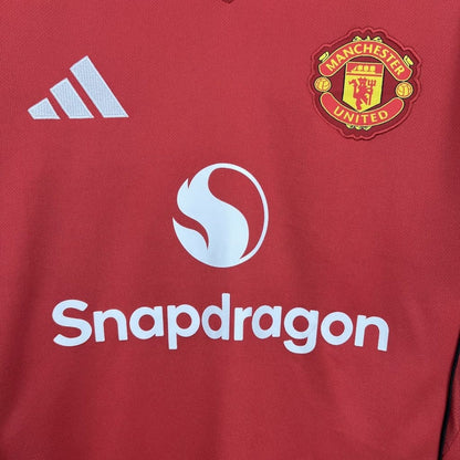 Camiseta Manchester United 2025/26 roja con logo Adidas y patrocinador Snapdragon, Reino del Futbol
